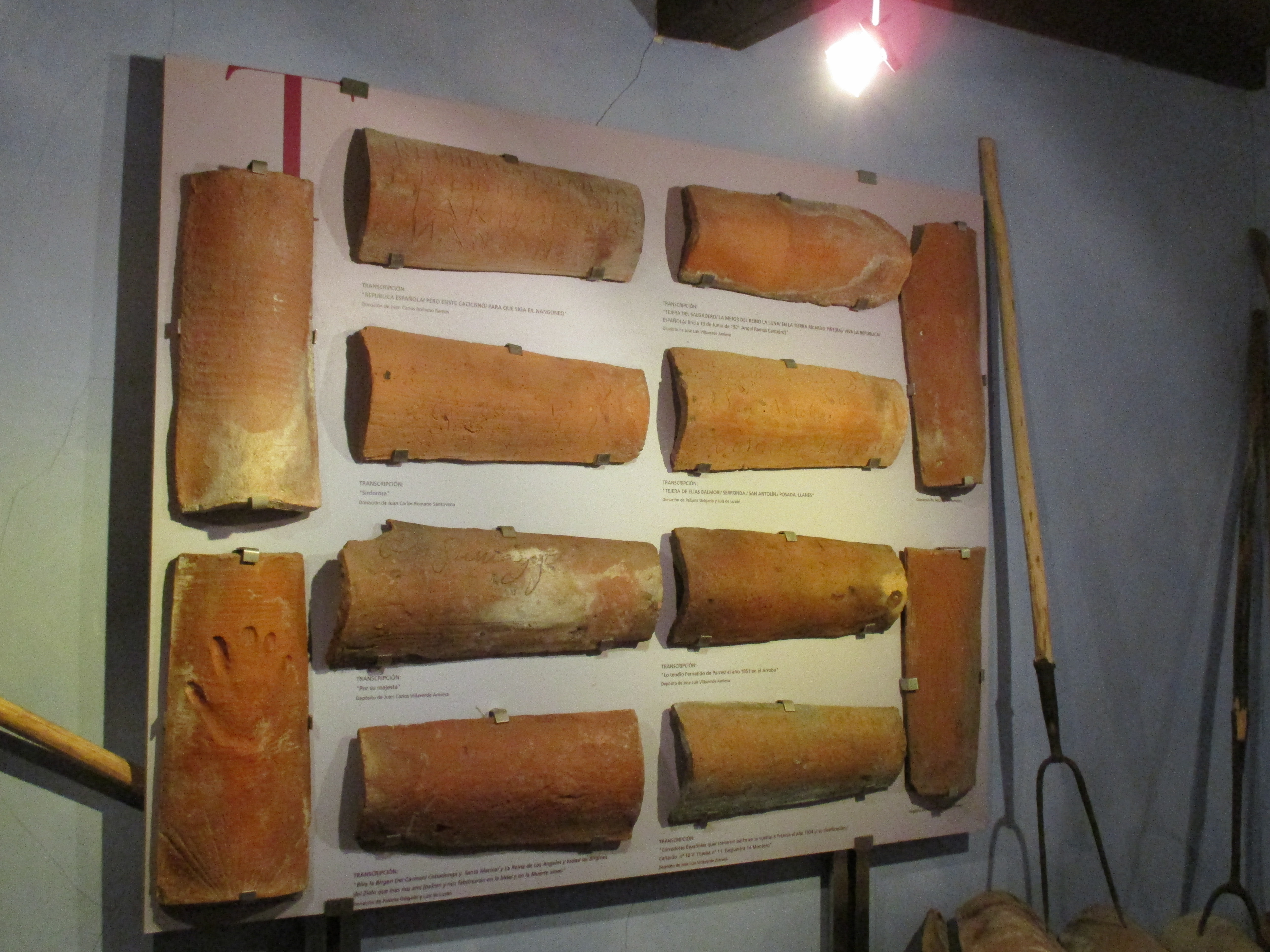 muestra de diferentes tejas procedentes de diferentes tejeras